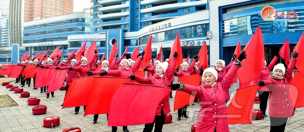 (평양 노동신문=뉴스1) = 북한 노동당 기관지 노동신문은 10일 평천구역 여성들이 당 대회 이후 근로자들을 고무하기 위해 출근길 선동을 활기차게 하고 있다고 보도했다.[국내에서만 …
