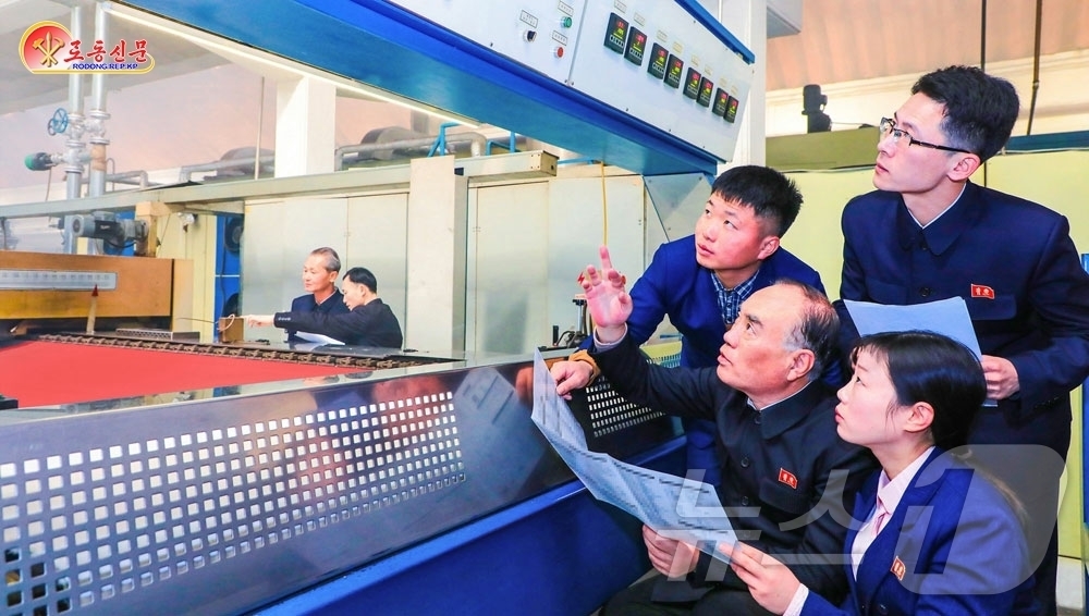 (평양 노동신문=뉴스1) = 북한 노동당 기관지 노동신문은 10일 경공업성 연구원들이 방직 연구소에서 기술적 문제를 해결하고 있다고 보도했다.[국내에서만 사용가능. 재배포 금지. …