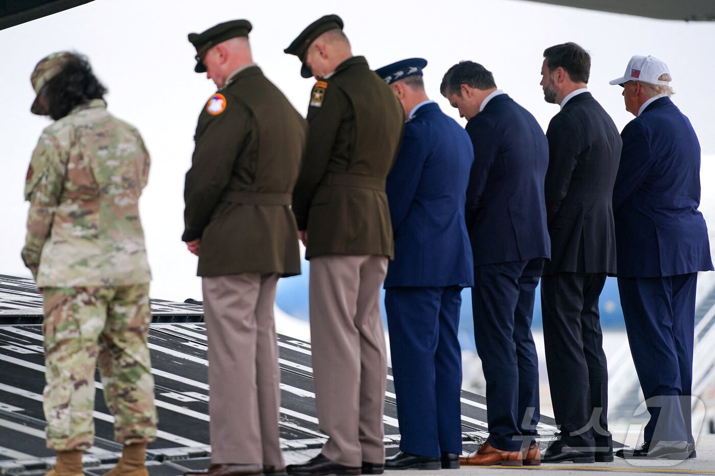 본문 이미지 - 도널드 트럼프 미국 대통령(오른쪽)이 델라웨어주 도버에서 열린 미 육군 제103지원사령부 소속 장병 6명의 유해 송환식에 7일(현지시간) 참석했다. 2026.03.07. ⓒ 로이터=뉴스1