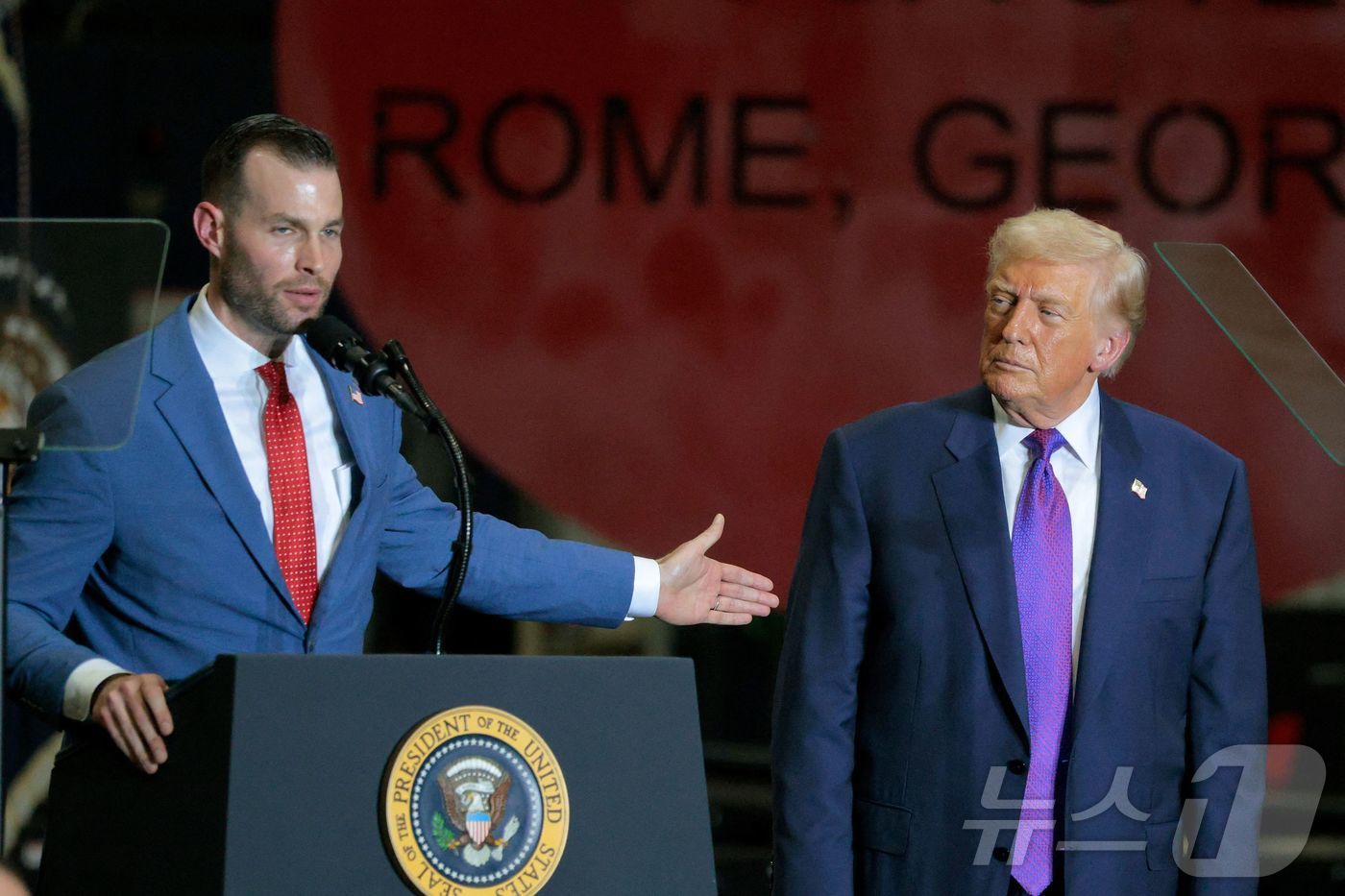 (로마 AFP=뉴스1) 김경민 기자 = 도널드 트럼프 미국 대통령(오른쪽)이 2월 조지아주 로마에 위치한 쿠사 처강 회사에서 연설 중인 클레이 풀러 조지아주 제14선거구 공화당 후 …