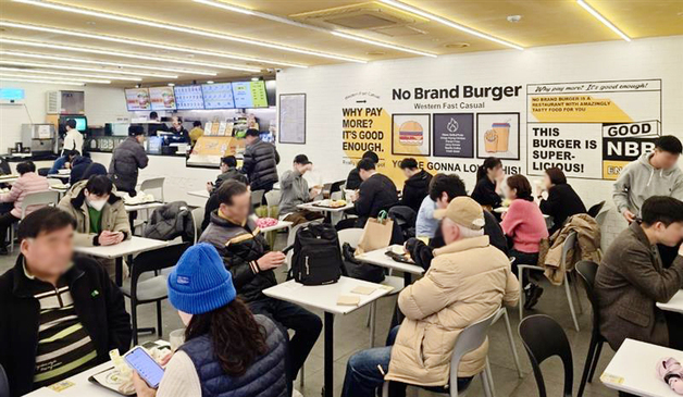 신세계푸드 "오피스 상권 노브랜드 판매량 11%↑…가성비 버거 인기"