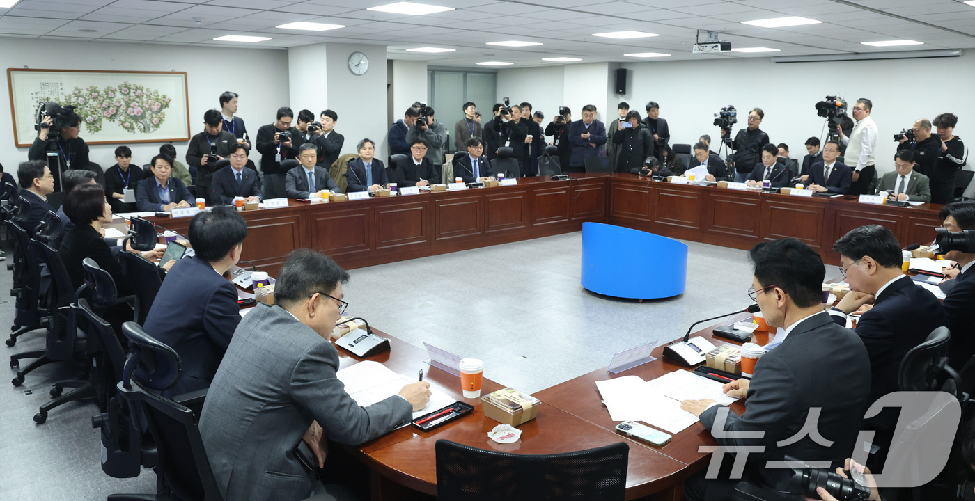 (서울=뉴스1) 신웅수 기자 = 한정애 더불어민주당 정책위의장이 10일 서울 여의도 국회 의원회관에서 열린 중동사태 경제대응 TF 구성 및 제1차 회의에서 자료를 살펴보고 있다. …