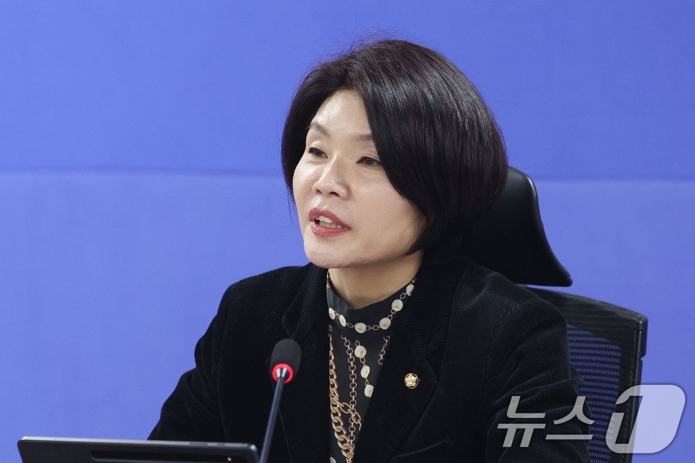 (서울=뉴스1) 신웅수 기자 = 한정애 더불어민주당 정책위의장이 10일 서울 여의도 국회 의원회관에서 열린 중동사태 경제대응 TF 구성 및 제1차 회의에서 발언하고 있다. 2026 …