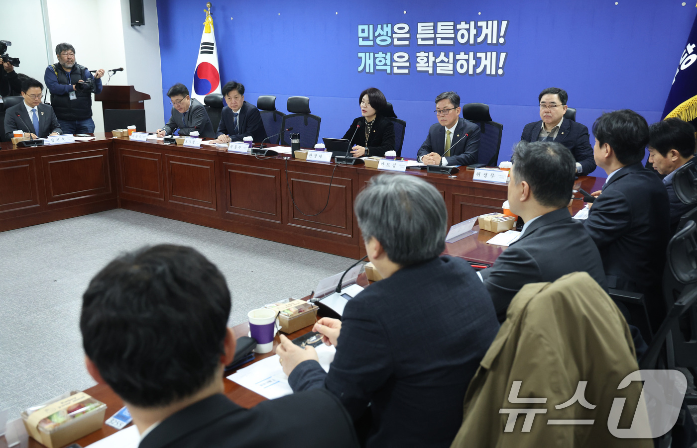 (서울=뉴스1) 신웅수 기자 = 한정애 더불어민주당 정책위의장이 10일 서울 여의도 국회 의원회관에서 열린 중동사태 경제대응 TF 구성 및 제1차 회의에서 발언하고 있다. 2026 …