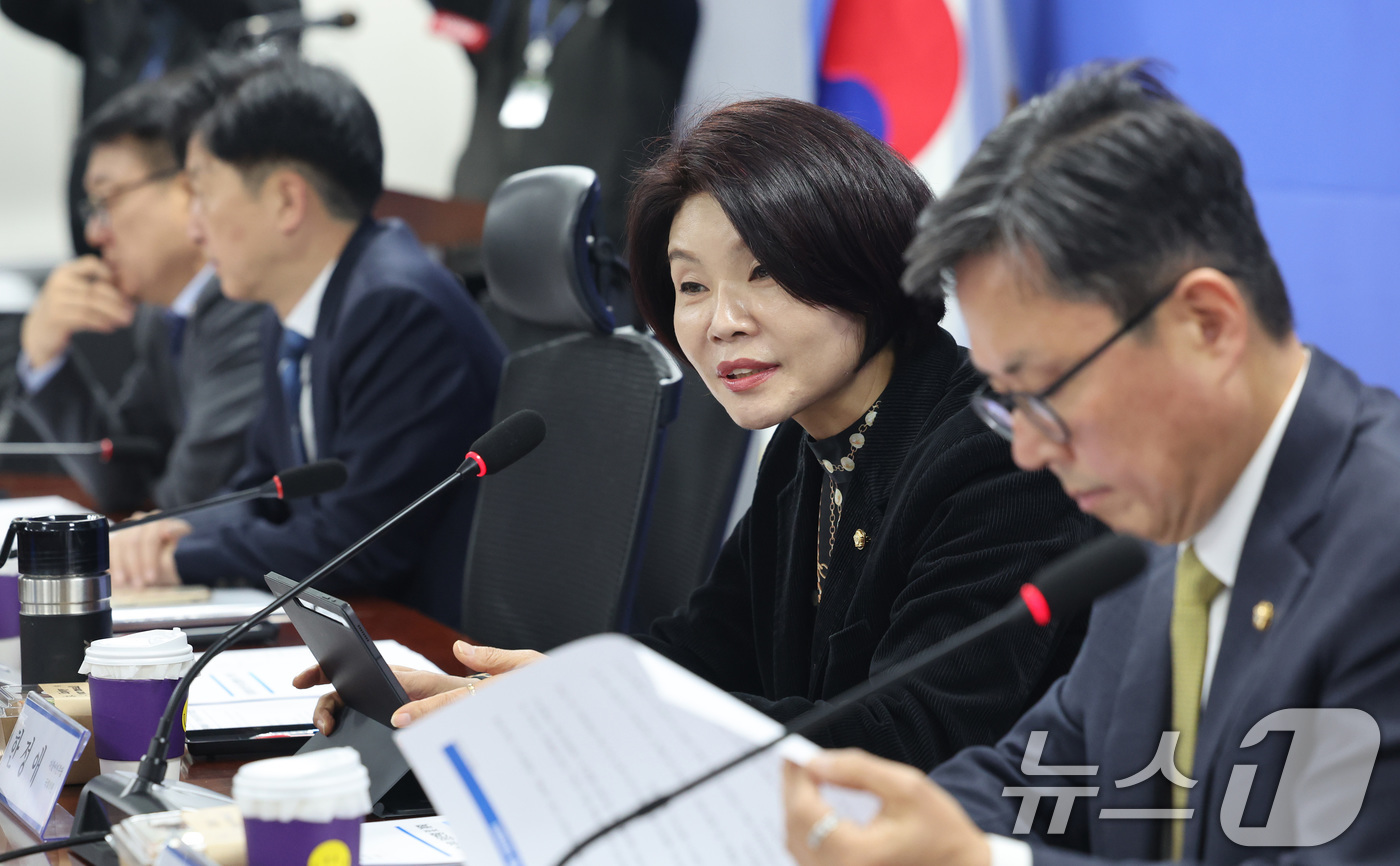 (서울=뉴스1) 신웅수 기자 = 한정애 더불어민주당 정책위의장이 10일 서울 여의도 국회 의원회관에서 열린 중동사태 경제대응 TF 구성 및 제1차 회의에서 발언하고 있다. 2026 …