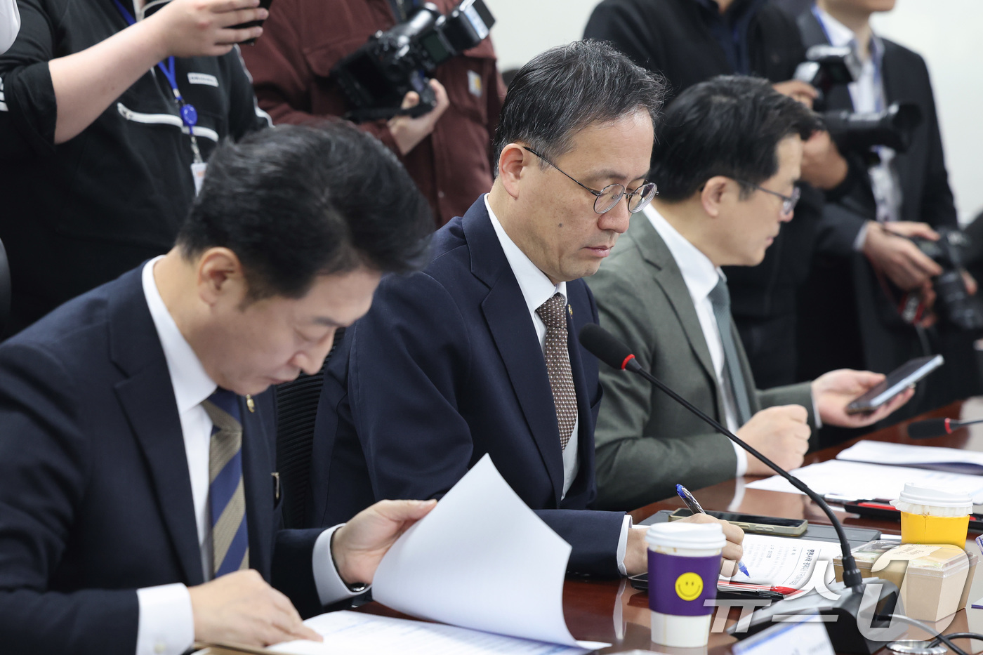 (서울=뉴스1) 신웅수 기자 = 이형일 재정경제부 1차관과 이호현 기후에너지환경부 2차관 등이 10일 서울 여의도 국회 의원회관에서 열린 더불어민주당 중동사태 경제대응 TF 구성 …