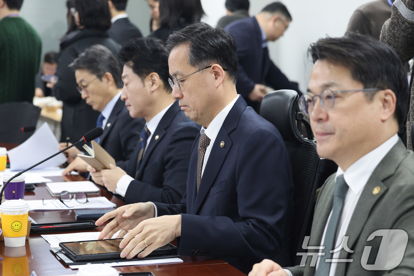 (서울=뉴스1) 신웅수 기자 = 권대영 금융위원회 부위원장(왼쪽부터), 이형일 재정경제부 1차관, 이호현 기후에너지환경부 2차관, 문신학 산업통상부 1차관이 10일 서울 여의도 국 …