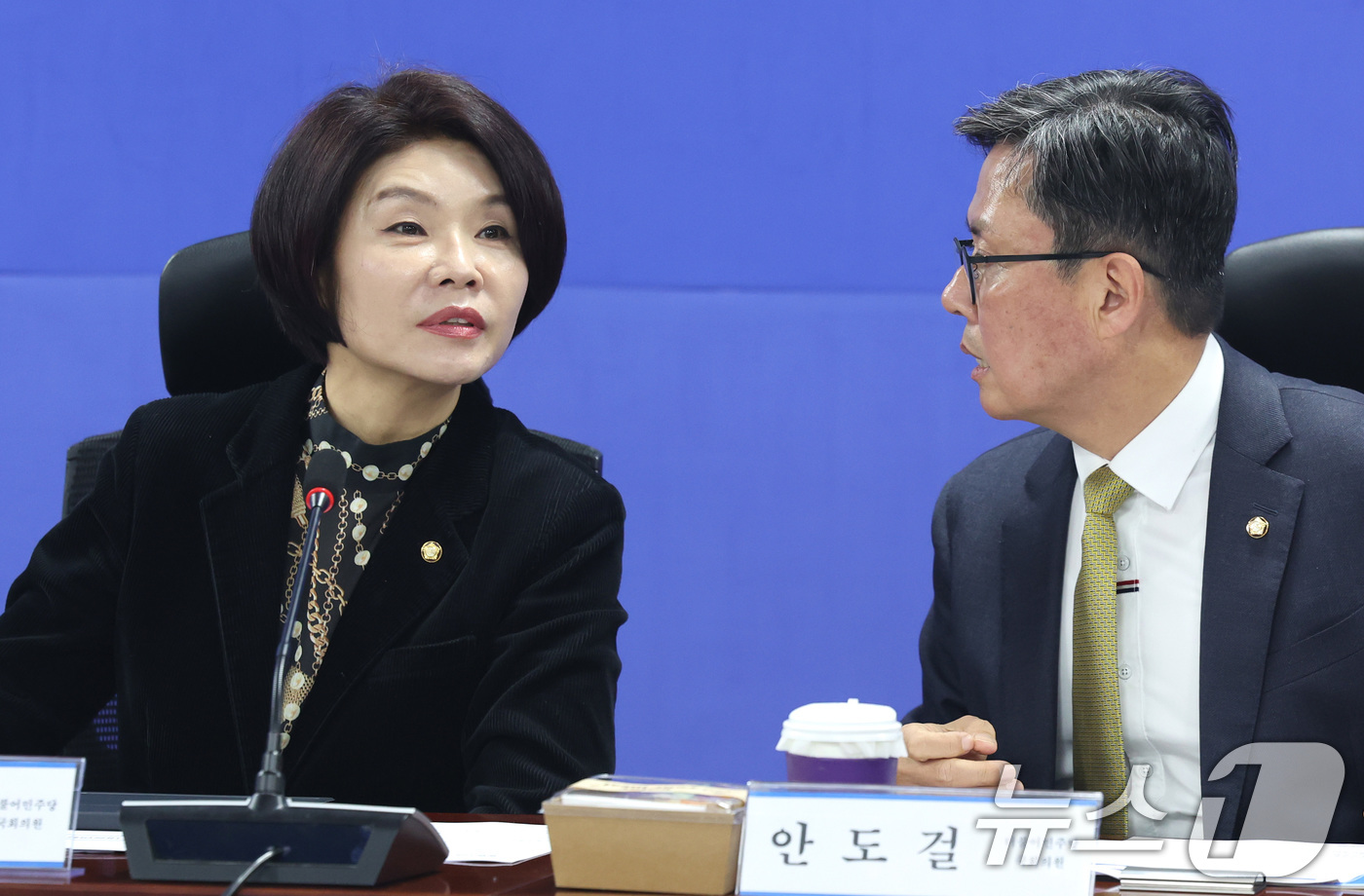 (서울=뉴스1) 신웅수 기자 = 한정애 더불어민주당 정책위의장과 안도걸 의원이 10일 서울 여의도 국회 의원회관에서 열린 중동사태 경제대응 TF 구성 및 제1차 회의에서 대화하고 …