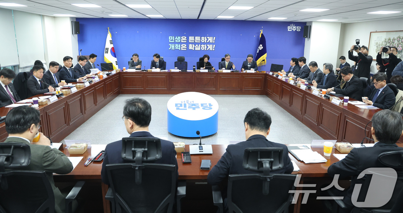 (서울=뉴스1) 신웅수 기자 = 한정애 더불어민주당 정책위의장이 10일 서울 여의도 국회 의원회관에서 열린 중동사태 경제대응 TF 구성 및 제1차 회의를 주재하고 있다. 2026. …