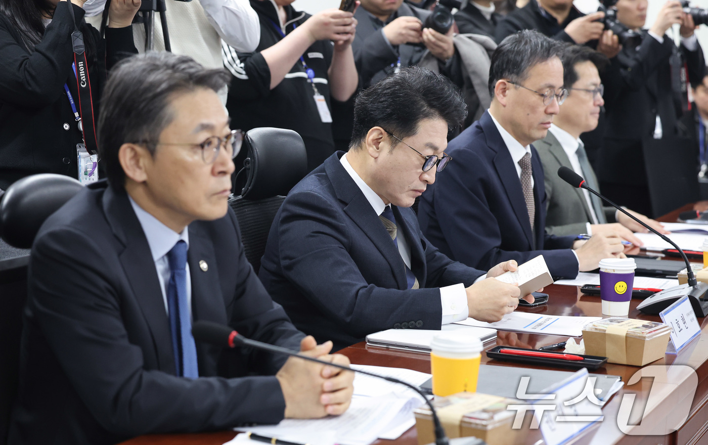 (서울=뉴스1) 신웅수 기자 = 권대영 금융위원회 부위원장, 이형일 재정경제부 1차관, 이호현 기후에너지환경부 2차관 등이 10일 서울 여의도 국회 의원회관에서 열린 더불어민주당 …