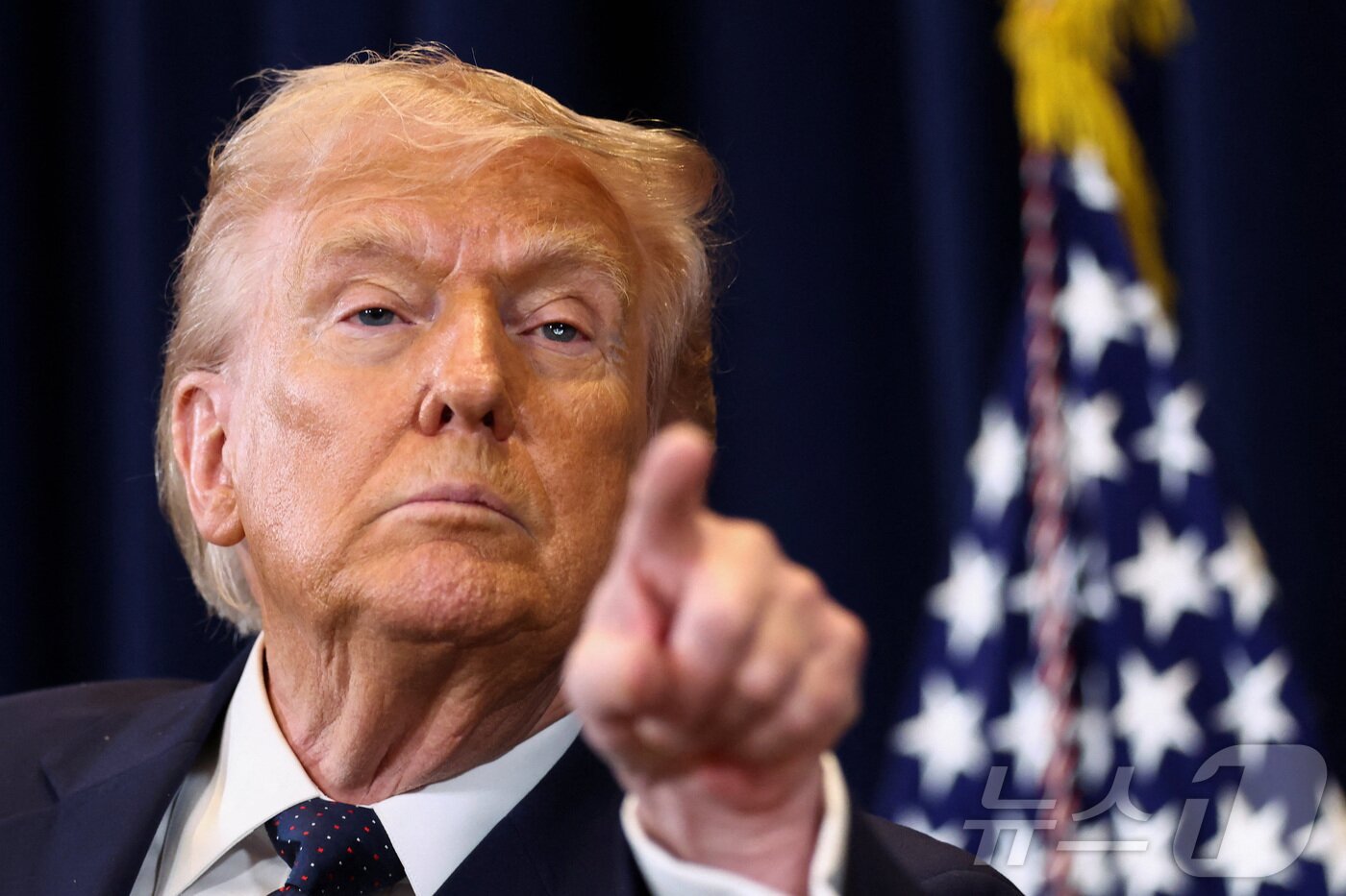 본문 이미지 - 도널드 트럼프 미국 대통령이 9일(현지시간) 플로리다주 마이애미에서 열린 대(對)이란 군사작전 관련 기자회견에서 질문자를 지명하고 있다. 2026.03.09. ⓒ 로이터=뉴스1