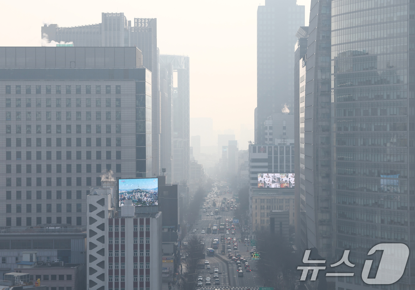(서울=뉴스1) 김민지 기자 = 전국 대부분 지역의 초미세먼지 농도가 나쁨 수준을 보인 10일 오전 서울 종로구 서울시교육청에서 바라본 도심이 뿌옇게 보이고 있다. 2026.3.1 …