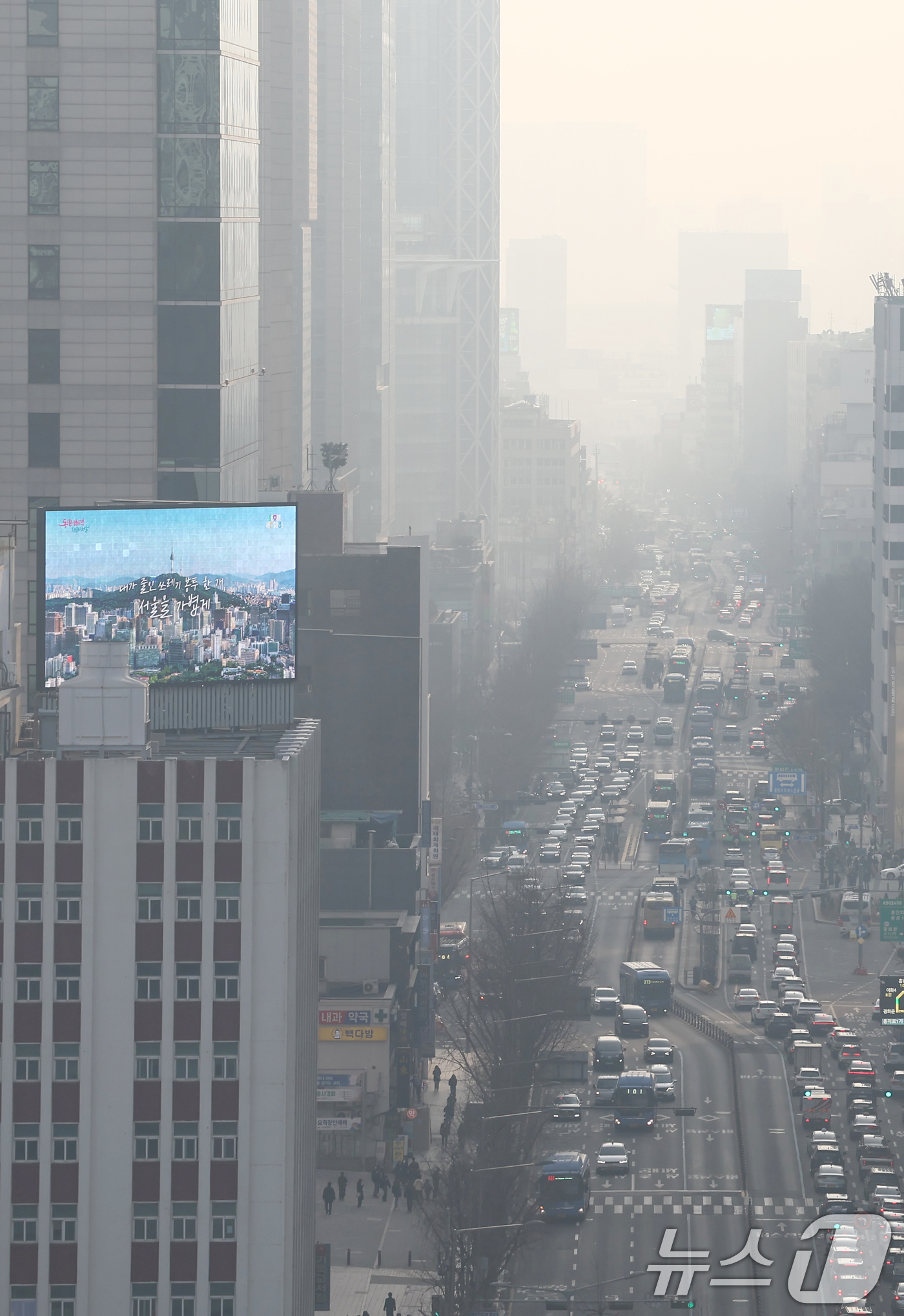 (서울=뉴스1) 김민지 기자 = 전국 대부분 지역의 초미세먼지 농도가 나쁨 수준을 보인 10일 오전 서울 종로구 서울시교육청에서 바라본 도심이 뿌옇게 보이고 있다. 2026.3.1 …