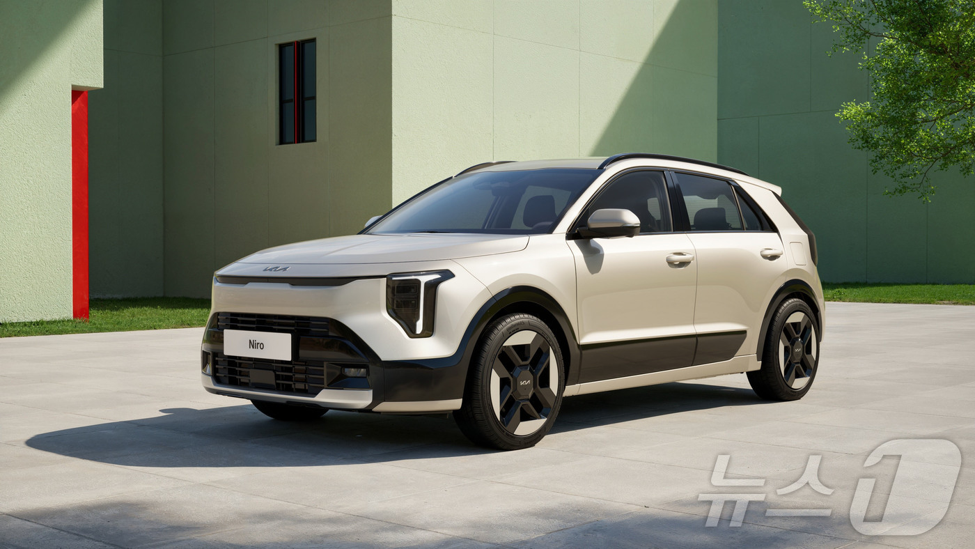 (서울=뉴스1) = 기아가 상품성을 대폭 강화한 대표 친환경 SUV ‘더 뉴 니로’의 사양 구성과 가격을 공개하고 10일부터 계약을 시작한다고 밝혔다. 사진은 기아 더 뉴 니로 외 …