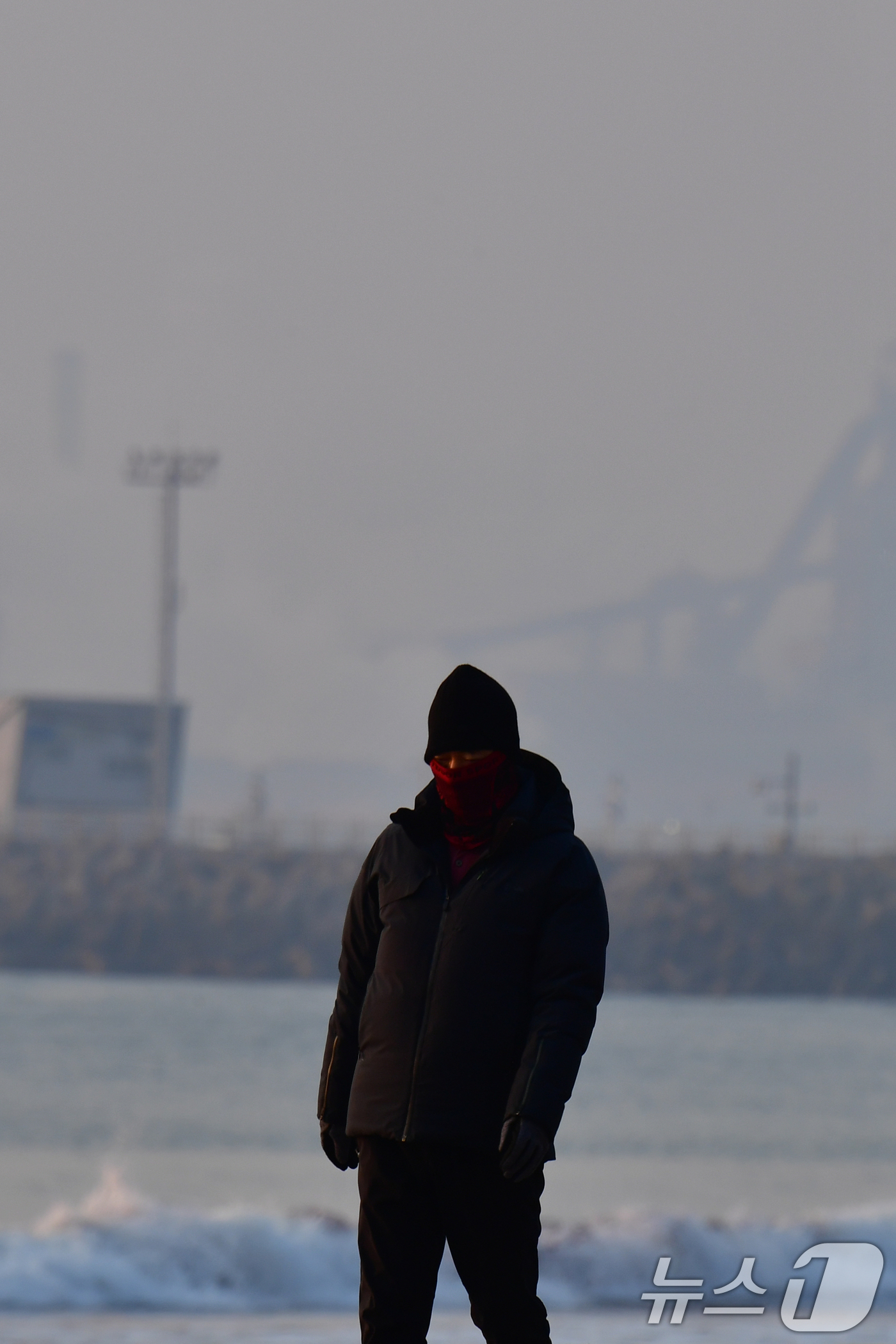 (포항=뉴스1) 최창호 기자 = 10일 오전 경북 포항시 북구 영일대해수욕장 주변이 흰뿌연 미세먼지에 덮여있다.이날 포항지역 초미세먼지 농도는 45㎍/m³로 나쁨 수준이다. 202 …