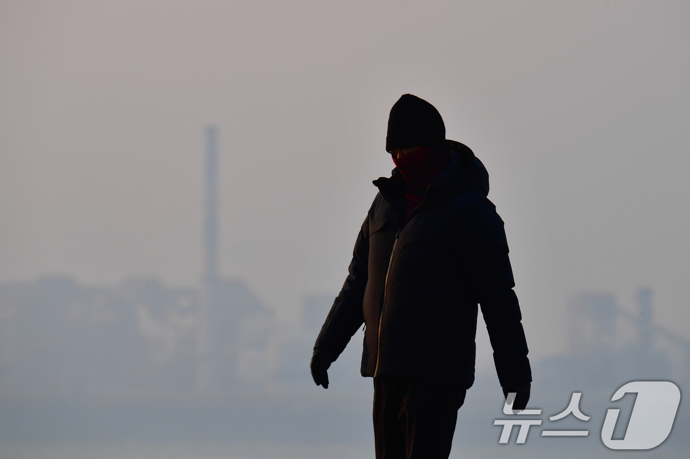 (포항=뉴스1) 최창호 기자 = 10일 오전 경북 포항시 북구 영일대해수욕장 주변이 흰뿌연 미세먼지에 덮여있다.이날 포항지역 초미세먼지 농도는 45㎍/m³로 나쁨 수준이다. 202 …