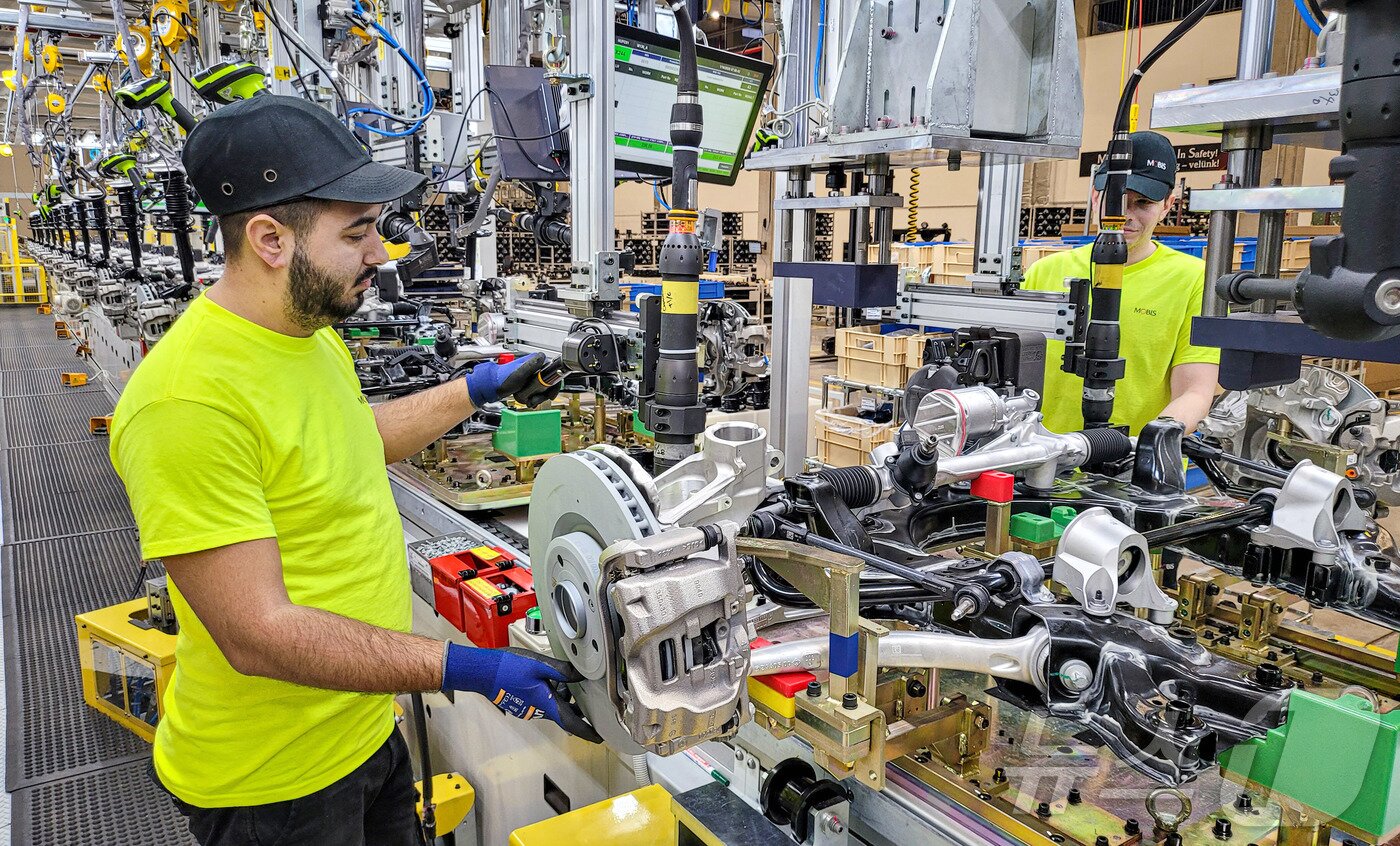 본문 이미지 - 현대모비스가 지난 1월 헝가리 중부 지역 케치케메트에 완공한 공장에서 직원들이 섀시 모듈을 만들고 있는 모습. 헝가리 공장은 유럽 내 첫 번째 글로벌 고객사 전용 공장이자 유럽 네 번째 생산 거점으로 메르세데스-벤츠에 공급할 섀시 모듈을 생산한다(현대모비스 제공). 2026.3.10 ⓒ 뉴스1 김성식 기자