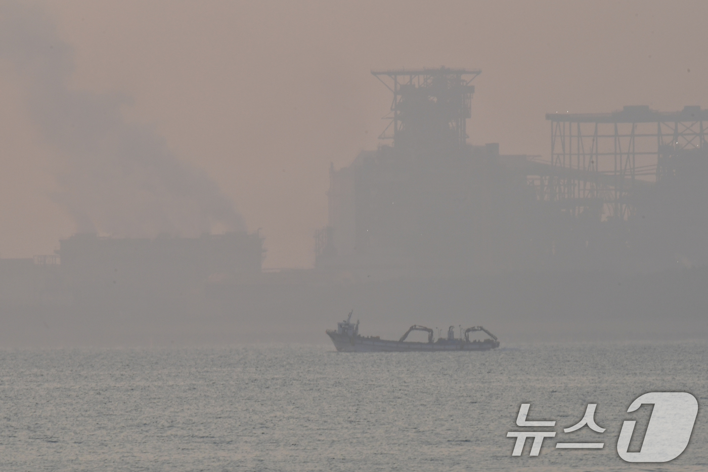 (포항=뉴스1) 최창호 기자 = 10일 오전 경북 포항시 북구 영일대해수욕 앞 바다에서 어선 한척이 초미세먼지를 뚫고 출항하고 있다.이날 포항지역 초미세먼지 농도는 45㎍/m³로 …