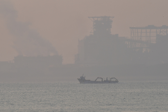 초미세먼지 뚫고 출항