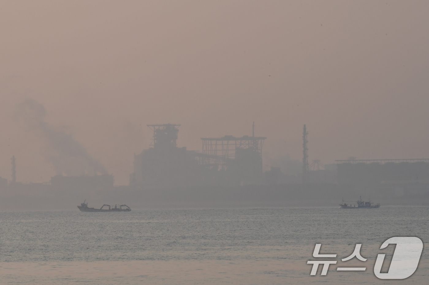 (포항=뉴스1) 최창호 기자 = 10일 오전 경북 포항시 북구 영일대해수욕 앞 바다에서 어선 한척이 초미세먼지를 뚫고 출항하고 있다.이날 포항지역 초미세먼지 농도는 45㎍/m³로 …