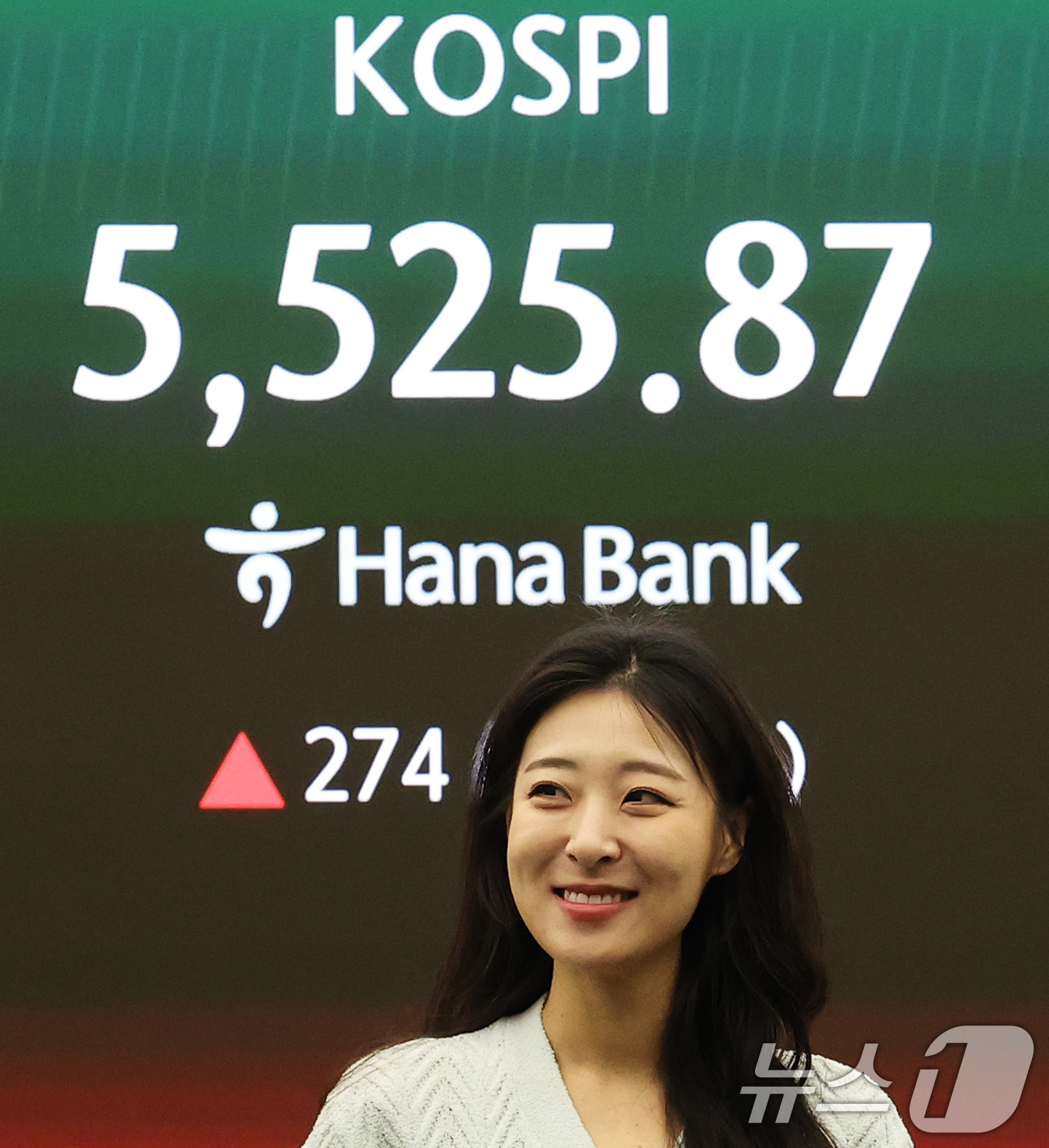 (서울=뉴스1) 오대일 기자 = 코스피가 급등하며 매수 사이드카가 발동한 10일 오전 서울 중구 하나은행 딜링룸 전광판에 코스피 시황이 표시되고 있다. 이날 코스피는 전 거래일 대 …