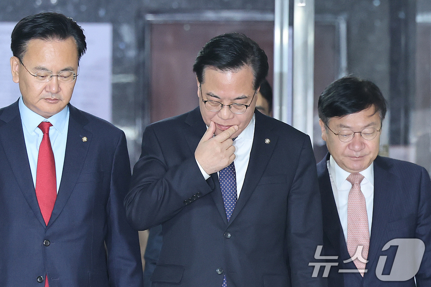 (서울=뉴스1) 신웅수 기자 = 송언석 국민의힘 원내대표가 10일 서울 여의도 국회에서 열린 원내대책회의에 참석하고 있다. 2026.3.10/뉴스1