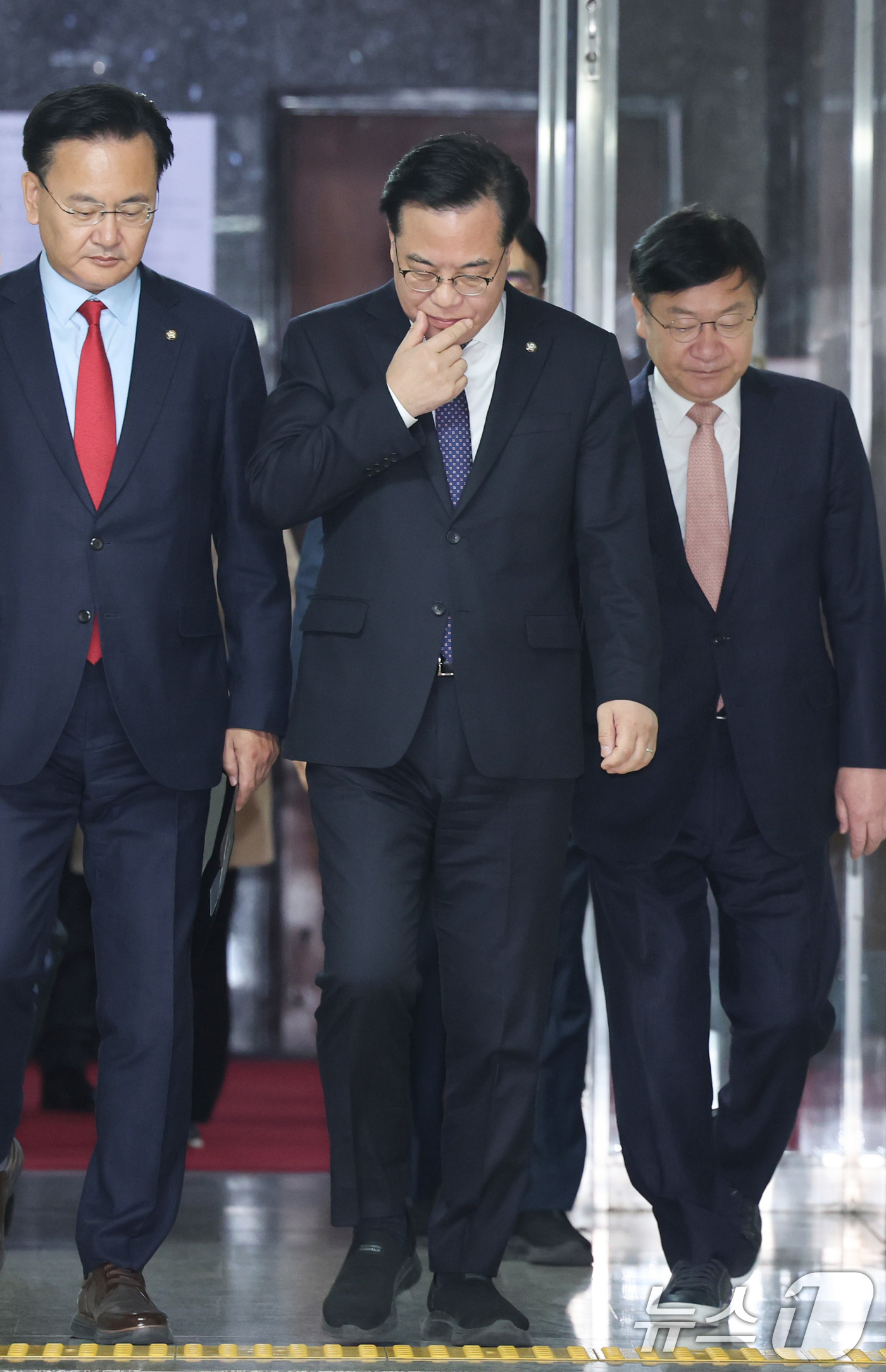 (서울=뉴스1) 신웅수 기자 = 송언석 국민의힘 원내대표가 10일 서울 여의도 국회에서 열린 원내대책회의에 참석하고 있다. 2026.3.10/뉴스1