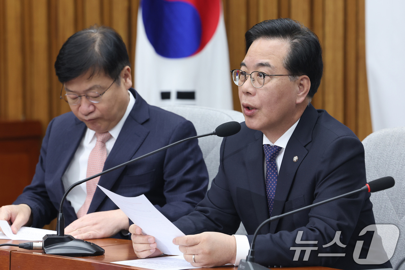 (서울=뉴스1) 신웅수 기자 = 송언석 국민의힘 원내대표가 10일 서울 여의도 국회에서 열린 원내대책회의에서 발언하고 있다. 2026.3.10/뉴스1