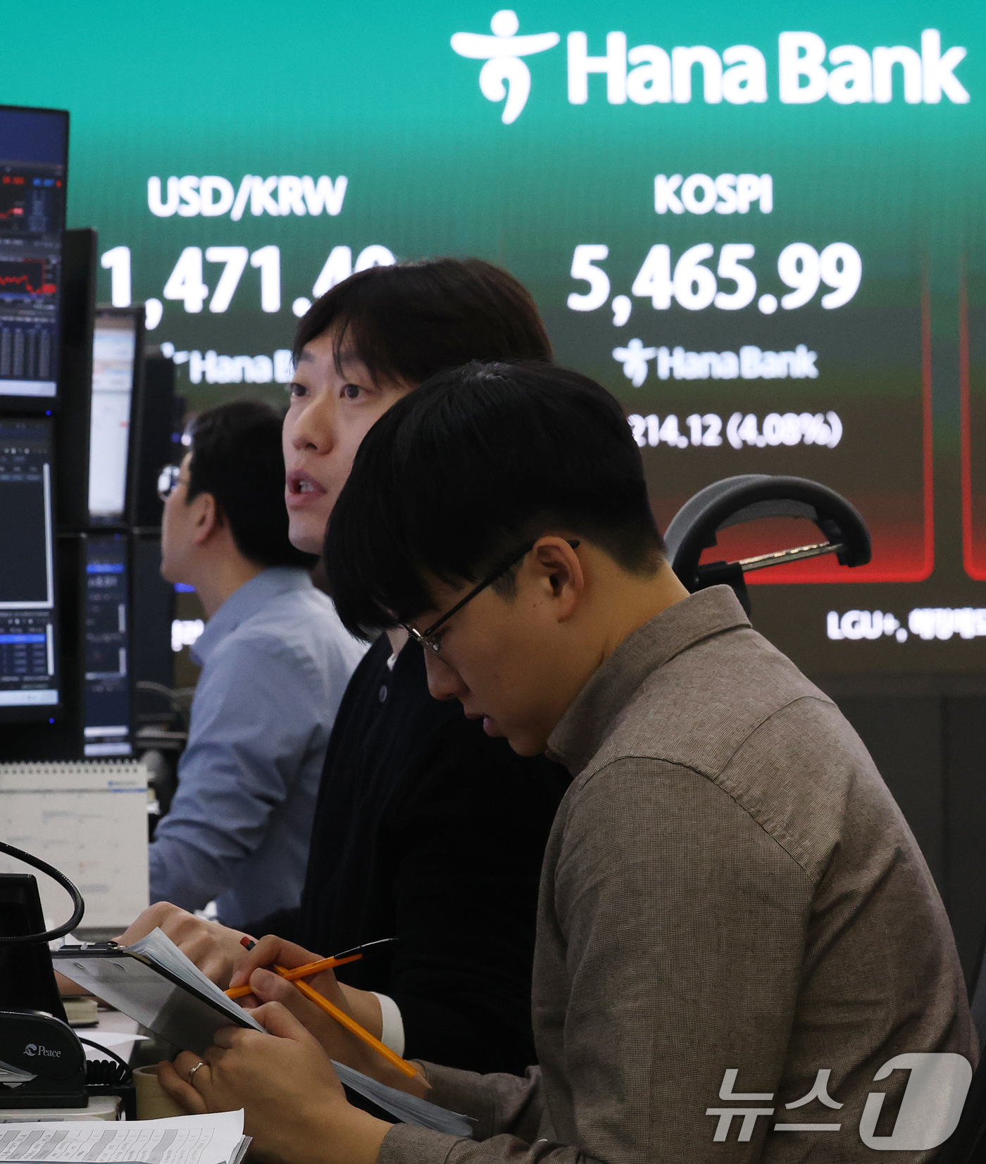 (서울=뉴스1) 오대일 기자 = 코스피가 급등하며 매수 사이드카가 발동한 10일 오전 서울 중구 하나은행 딜링룸 전광판에 코스피 시황이 표시되고 있다. 이날 코스피는 전 거래일 대 …