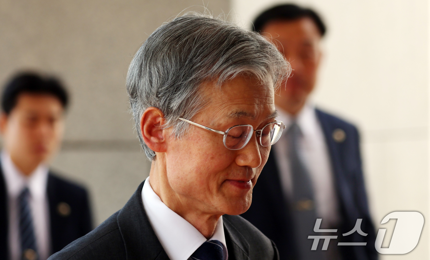 (서울=뉴스1) 김명섭 기자 = 조희대 대법원장이 10일 오전 서울 서초구 대법원으로 출근하고 있다.  2026.3.10/뉴스1