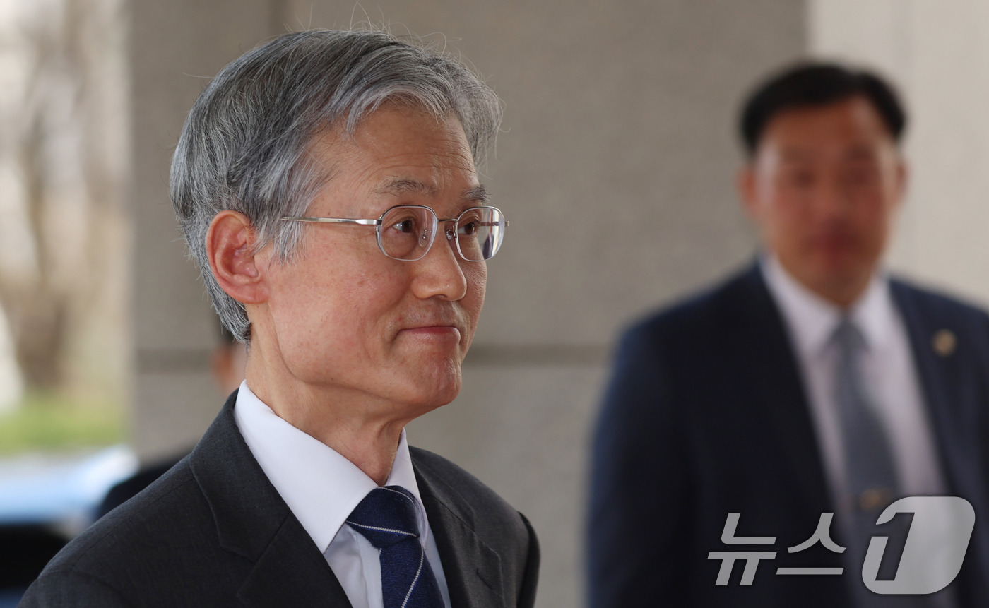 (서울=뉴스1) 김명섭 기자 = 조희대 대법원장이 10일 오전 서울 서초구 대법원으로 출근하고 있다.  2026.3.10/뉴스1