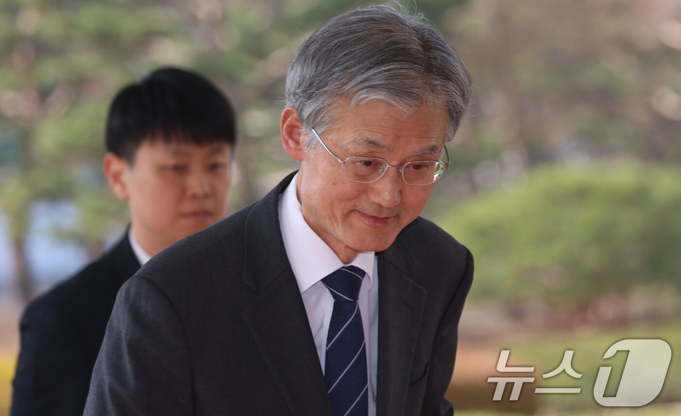 본문 이미지 - 조희대 대법원장이 10일 오전 서울 서초구 대법원으로 출근하고 있다. 2026.3.10 ⓒ 뉴스1 김명섭 기자