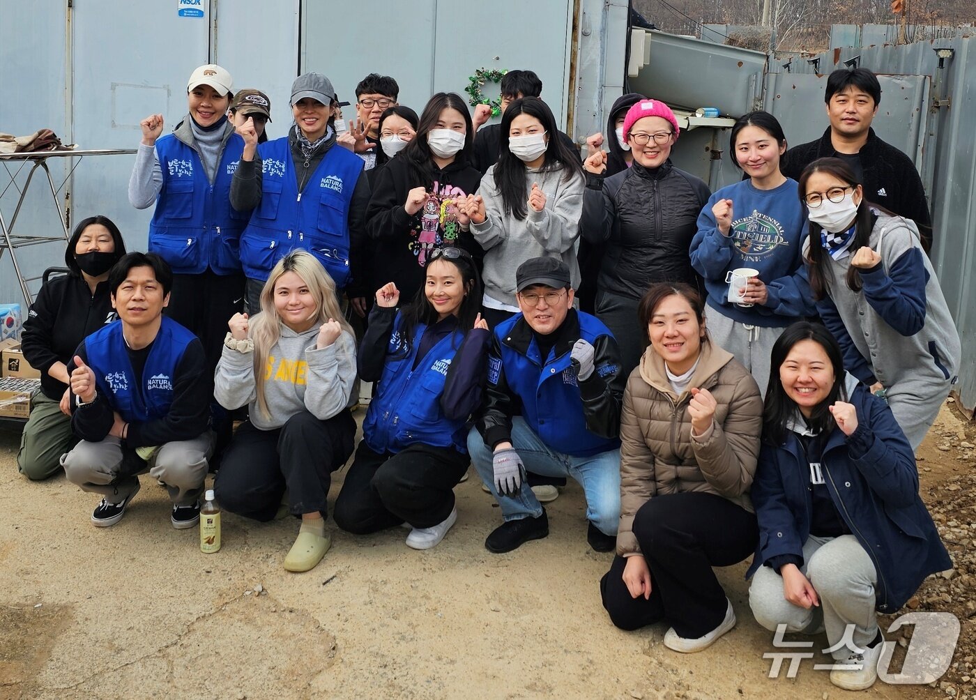 본문 이미지 - 블루엔젤봉사단은 효린과 함께 9일 동물보호소 봉사활동을 진행했다(내추럴발란스 제공). ⓒ 뉴스1