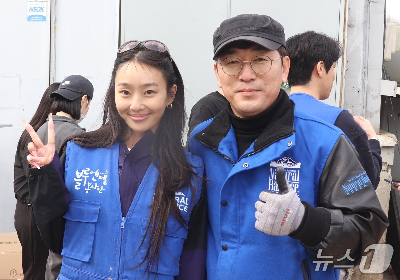 본문 이미지 - 블루엔젤봉사단은 효린과 함께 9일 동물보호소 봉사활동을 진행했다(내추럴발란스 제공). ⓒ 뉴스1