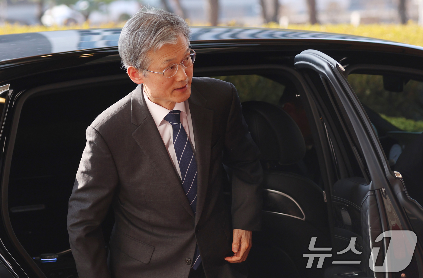 (서울=뉴스1) 김명섭 기자 = 조희대 대법원장이 10일 오전 서울 서초구 대법원으로 출근하고 있다. 2026.3.10/뉴스1