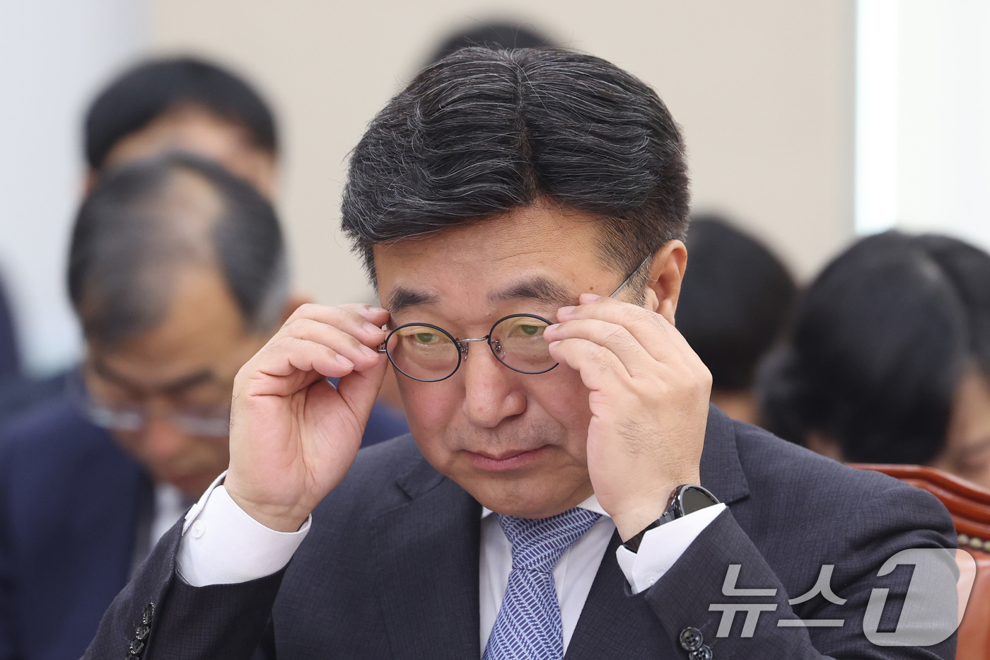 (서울=뉴스1) 신웅수 기자 = 윤호중 행정안전부 장관이 10일 서울 여의도 국회에서 열린 행정안전위원회 전체회의에서 안경을 고쳐쓰고 있다. 2026.3.10/뉴스1