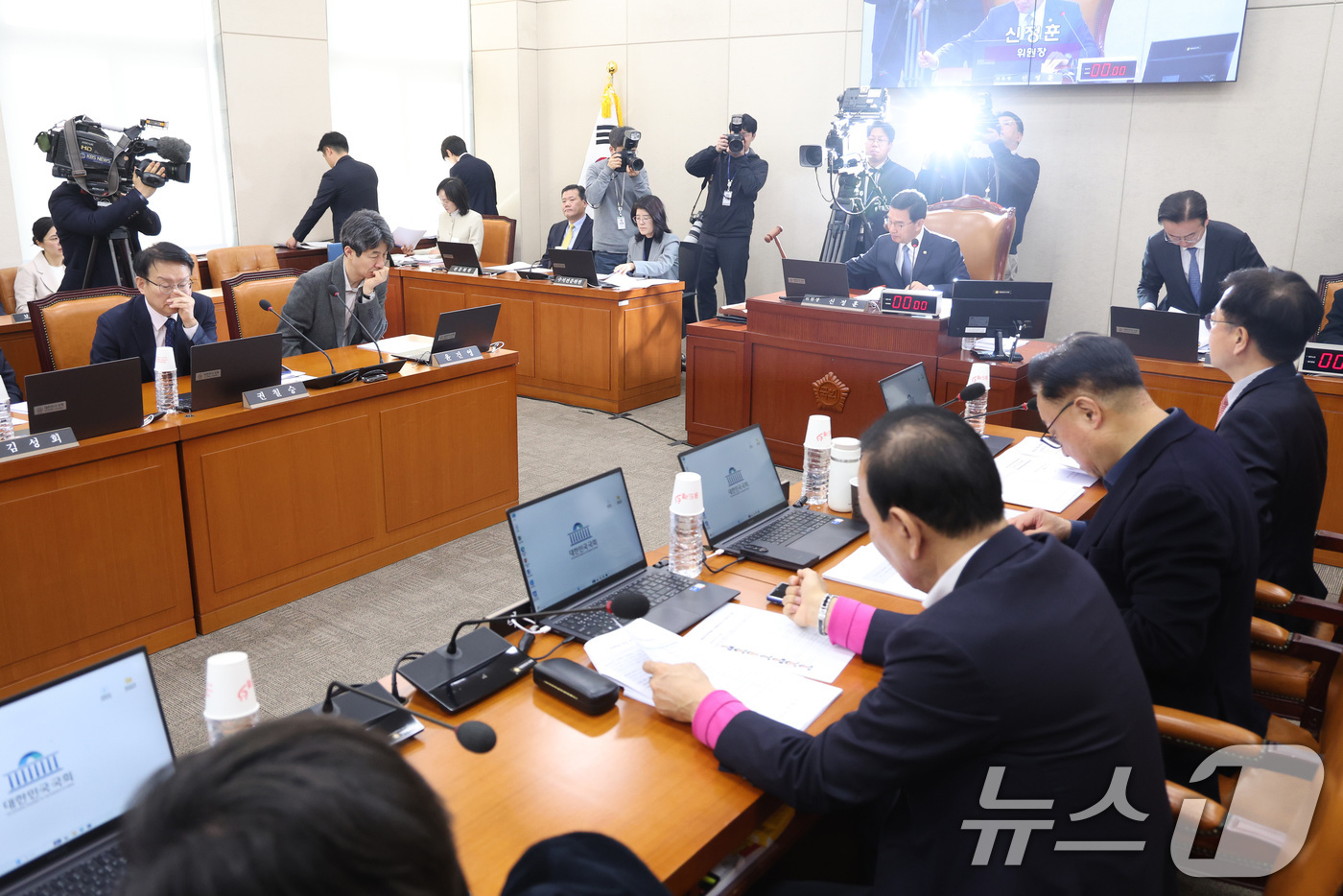 (서울=뉴스1) 신웅수 기자 = 신정훈 위원장이 10일 서울 여의도 국회에서 열린 행정안전위원회 전체회의에서 안건을 상정하고 있다. 2026.3.10/뉴스1