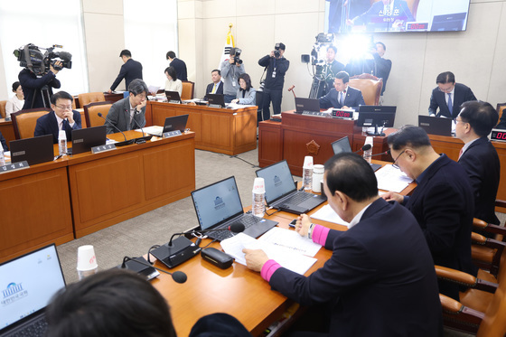 의사봉 두드리는 신정훈 위원장