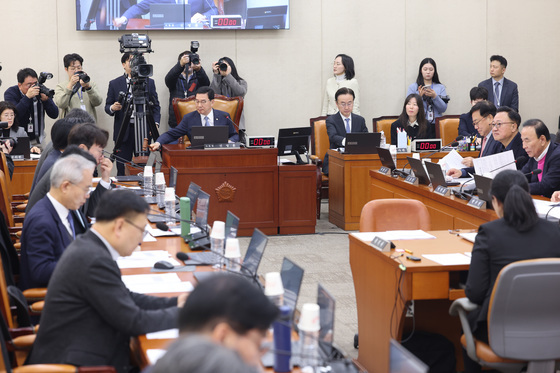 안건 상정하는 신정훈 위원장