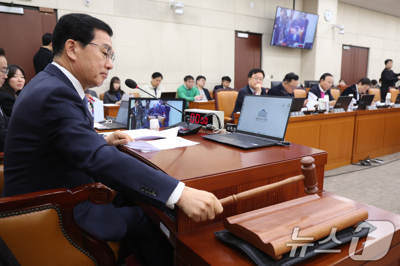 (서울=뉴스1) 신웅수 기자 = 신정훈 위원장이 10일 서울 여의도 국회에서 열린 행정안전위원회 전체회의에서 안건을 상정하고 있다. 2026.3.10/뉴스1