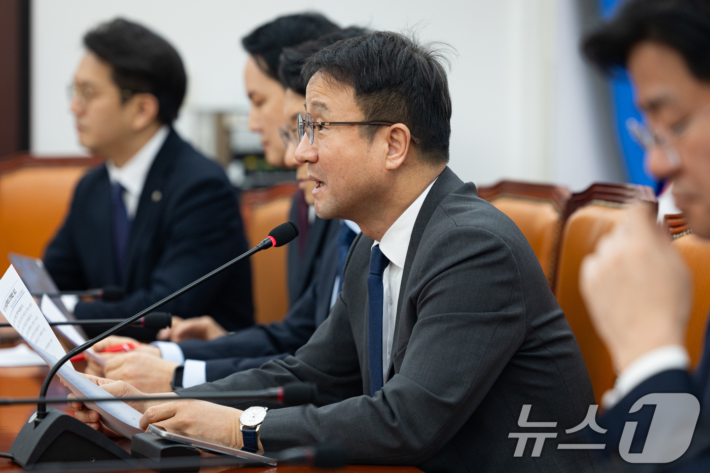 (서울=뉴스1) 유승관 기자 = 한병도 더불어민주당 원내대표가 10일 서울 여의도 국회에서 열린 원내대책회의에서 모두 발언을 하고 있다. 2026.3.10/뉴스1