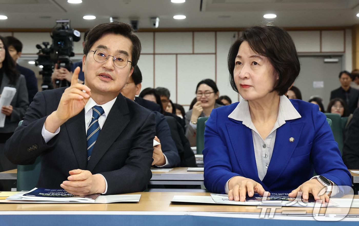 (서울=뉴스1) 김도우 기자 = 김동연 경기도지사와 추미애 의원이 10일 서울 영등포구 국회 의원회관에서 열린 경기도 주 4.5일제 시범사업 효과 분석 정책 토론회에 참석해 대화를 …