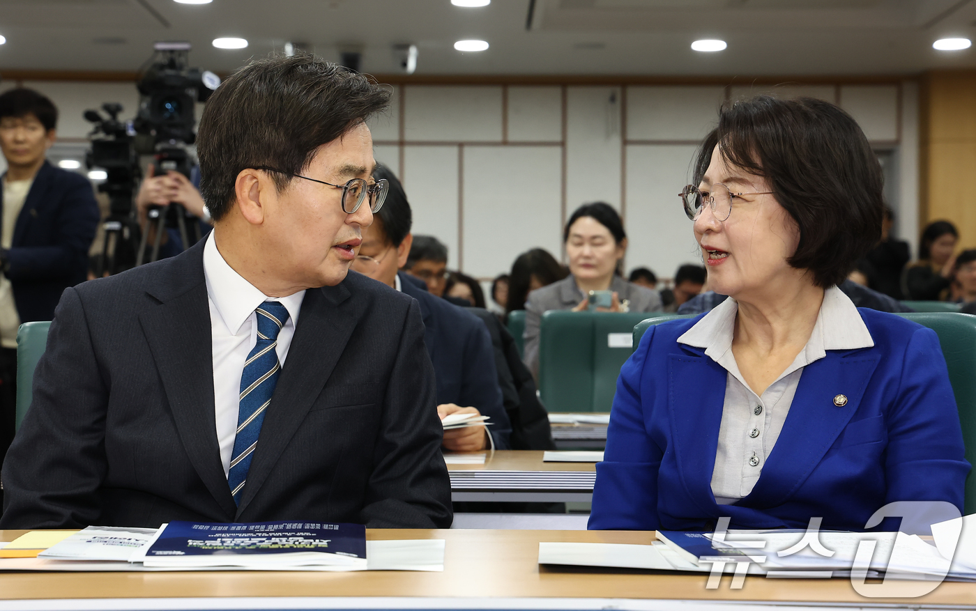 (서울=뉴스1) 김도우 기자 = 김동연 경기도지사와 추미애 의원이 10일 서울 영등포구 국회 의원회관에서 열린 경기도 주 4.5일제 시범사업 효과 분석 정책 토론회에 참석해 대화를 …