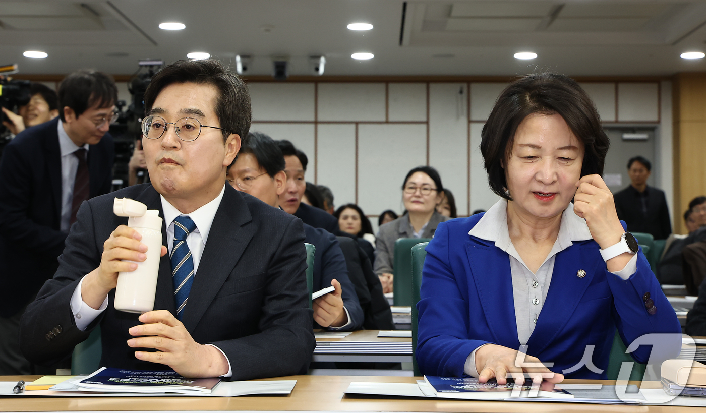 (서울=뉴스1) 김도우 기자 = 김동연 경기도지사와 추미애 의원이 10일 서울 영등포구 국회 의원회관에서 열린 경기도 주 4.5일제 시범사업 효과 분석 정책 토론회에 참석해 착석해 …