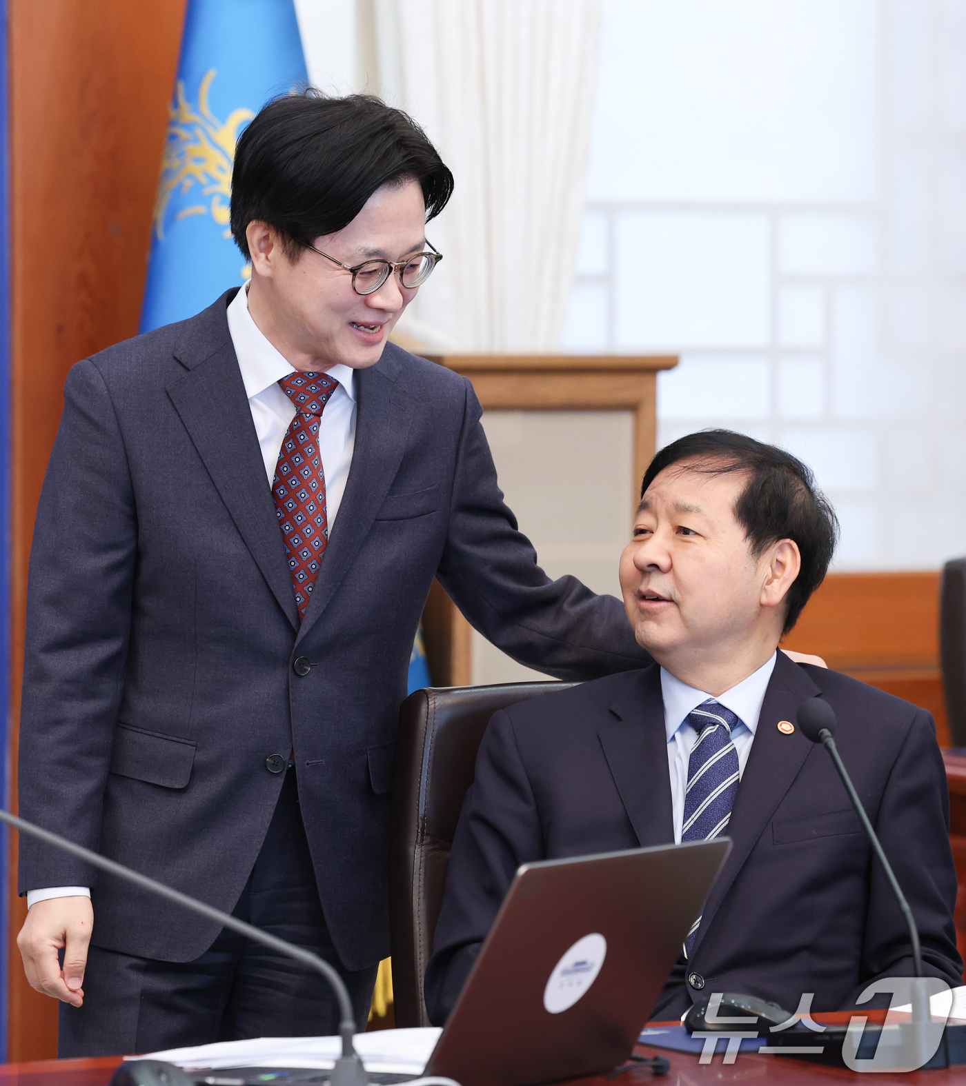 (서울=뉴스1) 이재명 기자 = 구윤철 부총리 겸 재정경제부 장관과 김정관 산업통상부 장관이 10일 청와대에서 열린 국무회의에 앞서 대화하고 있다. 2026.3.10/뉴스1