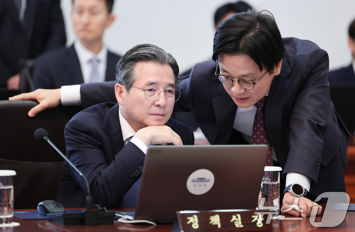 (서울=뉴스1) 이재명 기자 = 김용범 정책실장과 김정관 산업통상부 장관이 10일 청와대에서 열린 국무회의에 앞서 대화하고 있다. 2026.3.10/뉴스1