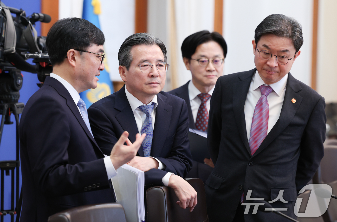 (서울=뉴스1) 이재명 기자 = 김용범 정책실장이 10일 청와대에서 열린 국무회의에 앞서 이억원 금융위원장, 임기근 기획예산처 차관과 대화하고 있다. 2026.3.10/뉴스1