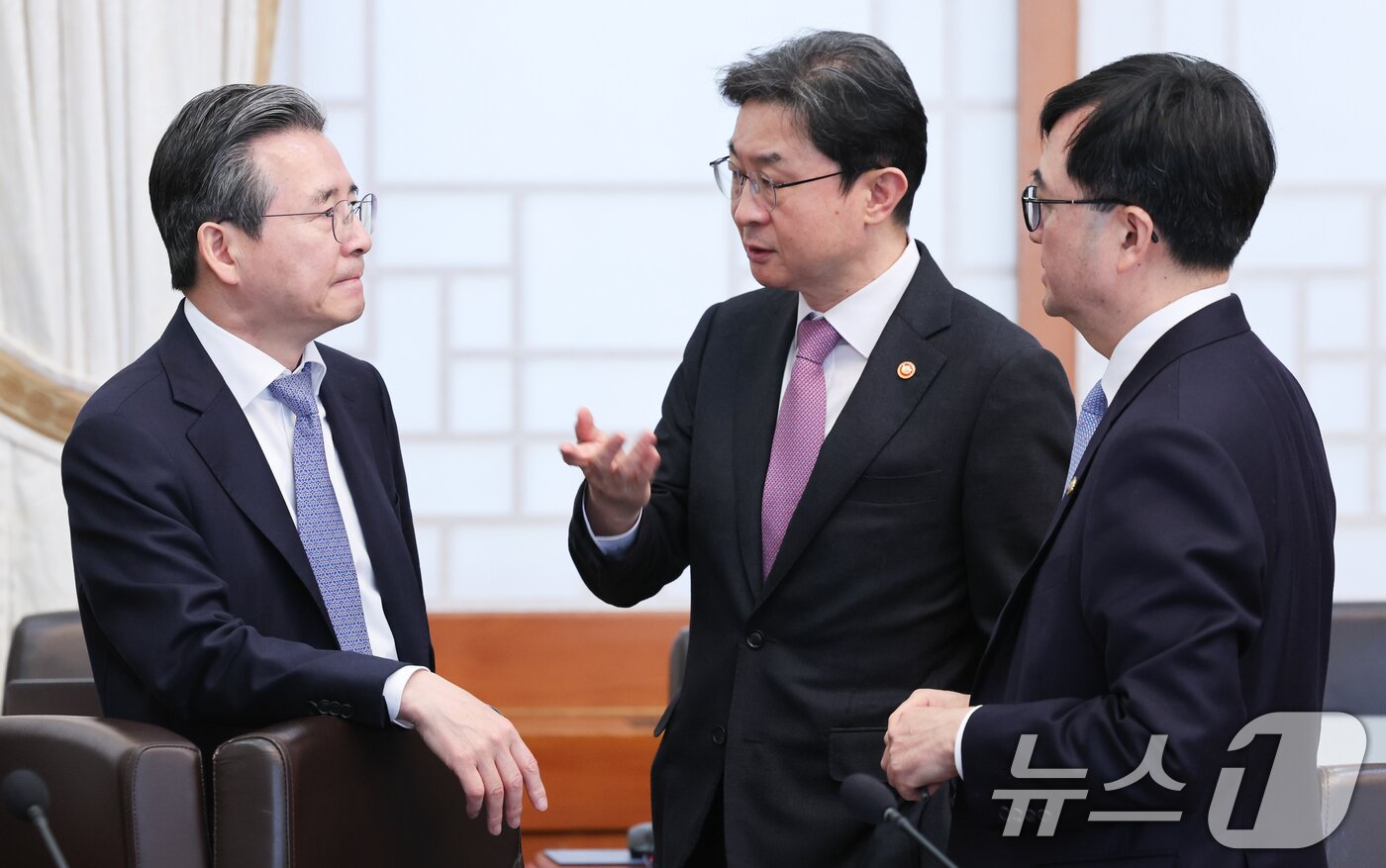 본문 이미지 - 김용범 정책실장이 올해 3월 청와대에서 열린 국무회의에 앞서 이억원 금융위원장, 임기근 기획예산처 차관과 대화하고 있다. 2026.3.10 ⓒ 뉴스1 이재명 기자
