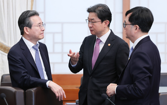 대화하는 김용범·이억원·임기근