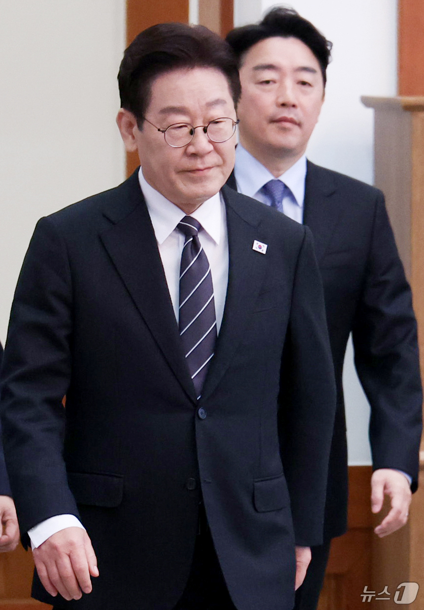 (서울=뉴스1) 이재명 기자 = 이재명 대통령이 10일 청와대에서 열린 국무회의에 입장하고 있다. 2026.3.10/뉴스1